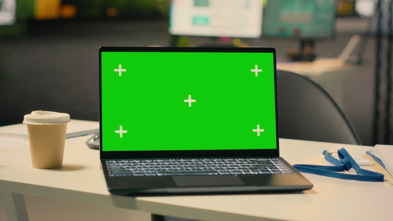 Laptop isolato con chroma key in un ufficio direzionale con scrivania vuota