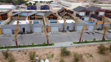 vista callejera de un complejo de cabañas de hotel en la ciudad de arabia saudita, escena de drones orbitales