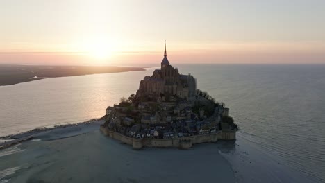 Sobre-El-Mont-St-Michel-Durante-La-Puesta-De-Sol