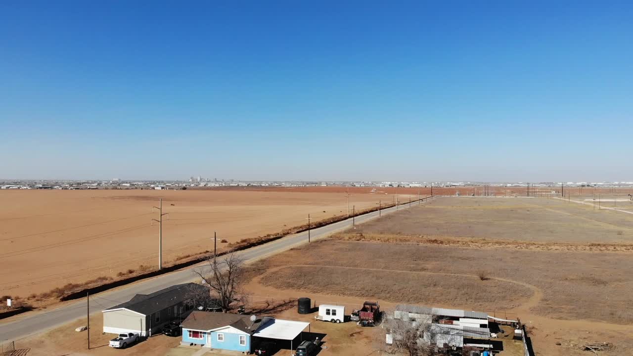 미들랜드 도시 바로 외곽에 위치한 텍사스에는 펌프 잭 필드가 있습니다.