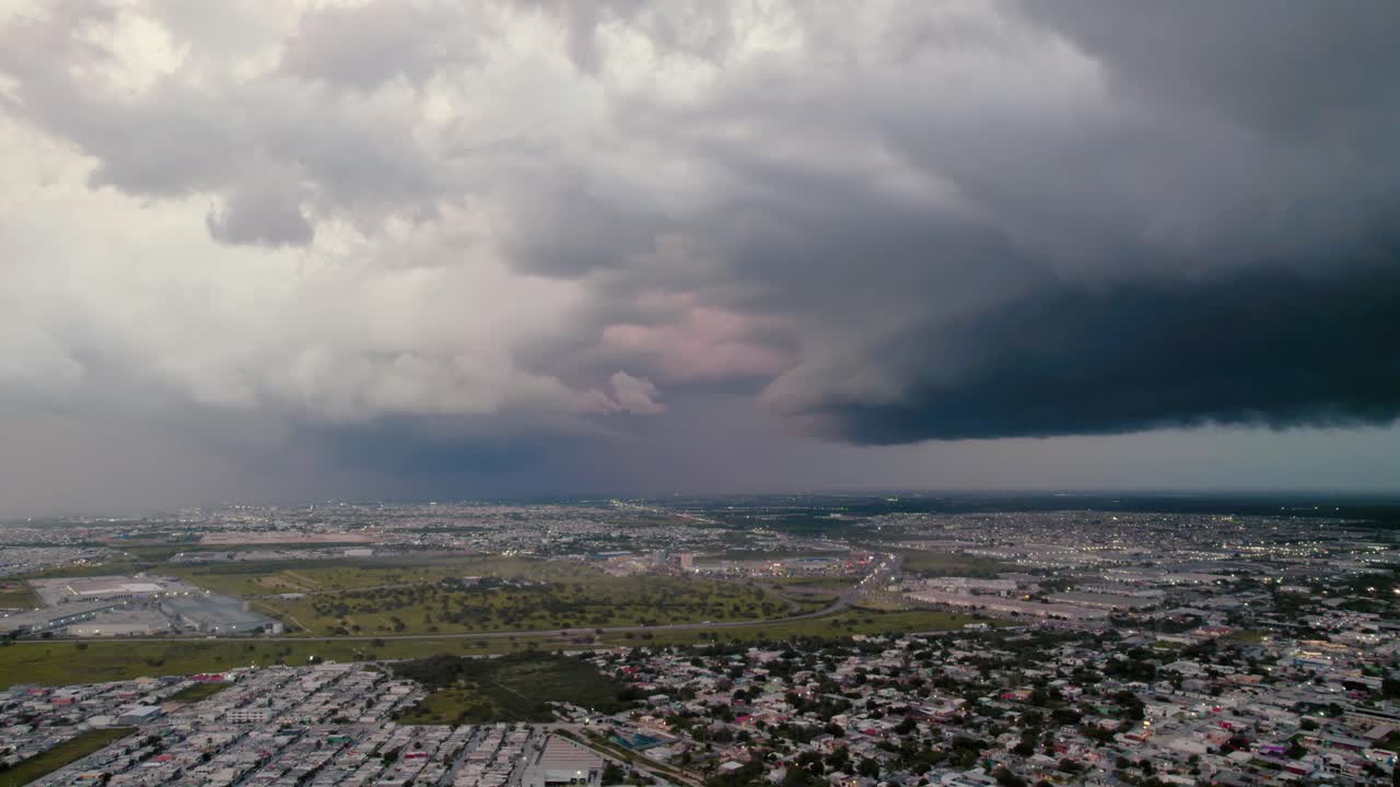 majestuosa captura de video aérea de la tormenta que se acerca sobre el área residencial urbana de reynosa, una ciudad fronteriza en la parte norte del estado de tamaulipas, en méxico