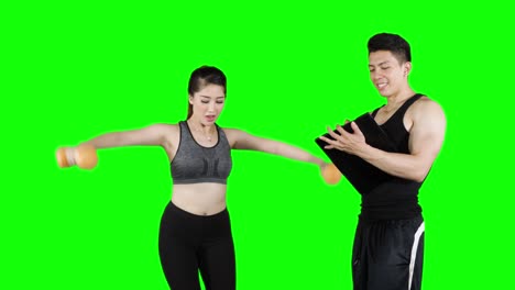 mujer haciendo ejercicio con su entrenador personal