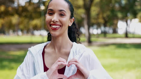 parque de fitness, cara y mujer feliz con la mano del corazón
