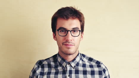 retrato de un hombre hipster con un aspecto elegante