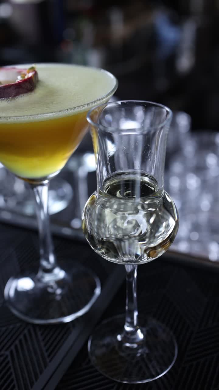 martini de frutas de la pasión y un shot.