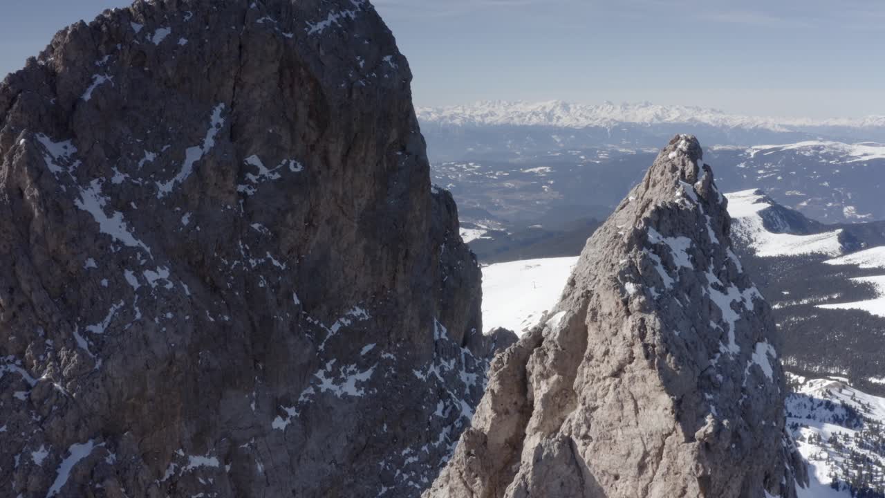 picos de las montañas alpinas en invierno