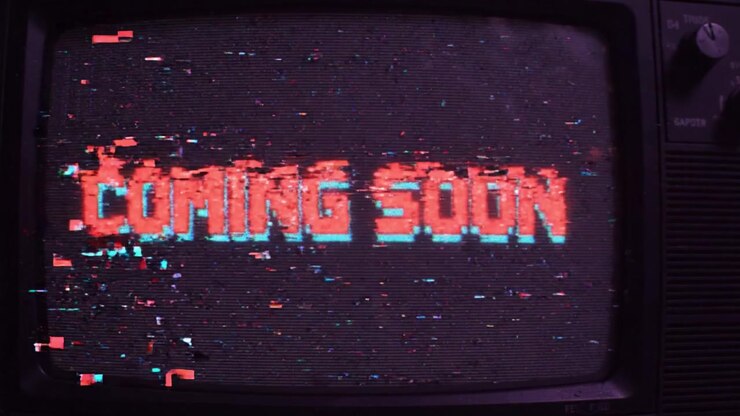 En retro tv-skærm glitcher fra 'Kommer snart' til forvrænget tekst, hvilket fanger den nostalgiske æstetik og forventningen om kommende indhold i en digital æra.
