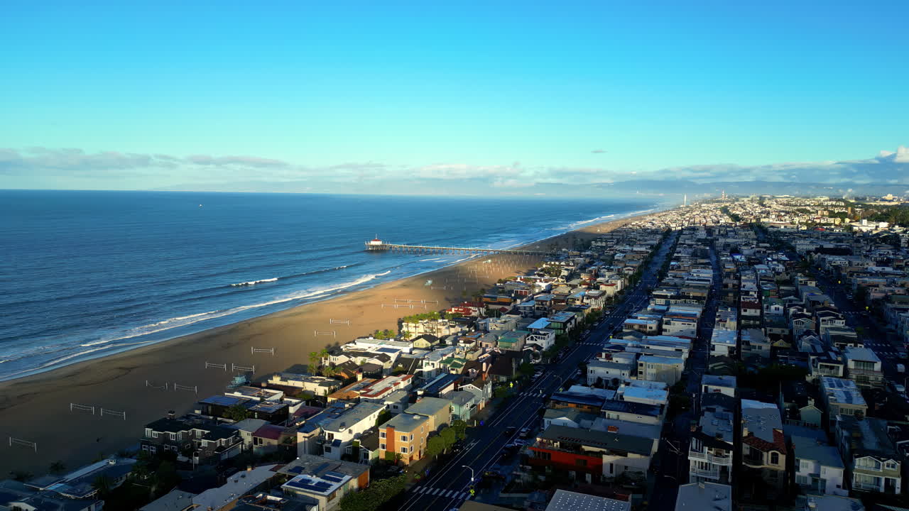 Manhattan Beach e l'iconico molo di Los Angeles, vista aerea con drone.
