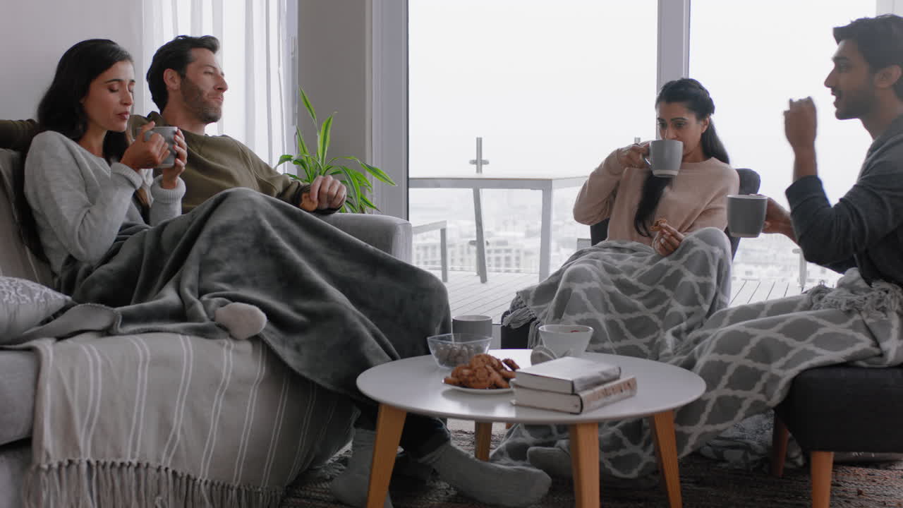 함께 커피를 마시는 친구들, 집에서 휴식을 취하다, 대화를 나누며 주말을 즐기다