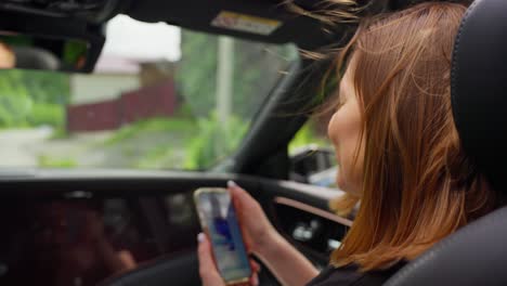 mujer usando el teléfono mientras conduce