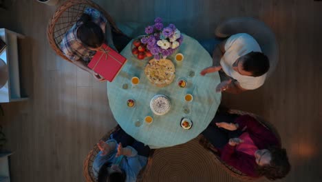 친구들이 집에서 축하하고 있습니다.