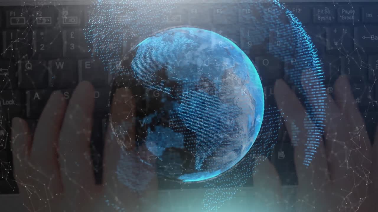 animación del globo con una red de conexiones sobre una mujer escribiendo en el teclado de la computadora