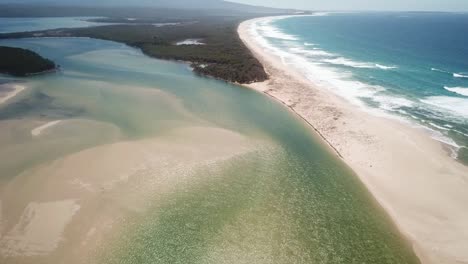 Vista-Aérea-De-La-Desembocadura-Del-Río-Wallagaraugh-En-Mallacoota,-Este-De-Victoria,-Australia,-Diciembre