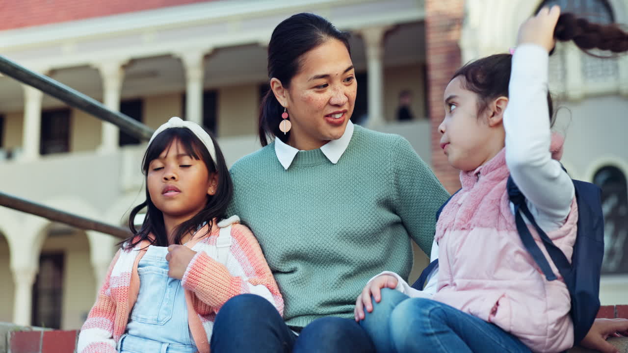 학교, 학생 및 어머니와 함께 있는 어린이