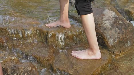 caminando descalzo a través de una cascada