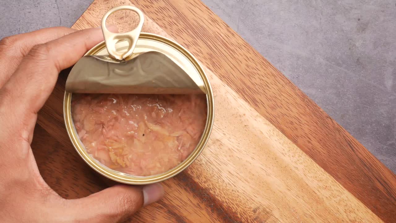 개방된 어리 캔