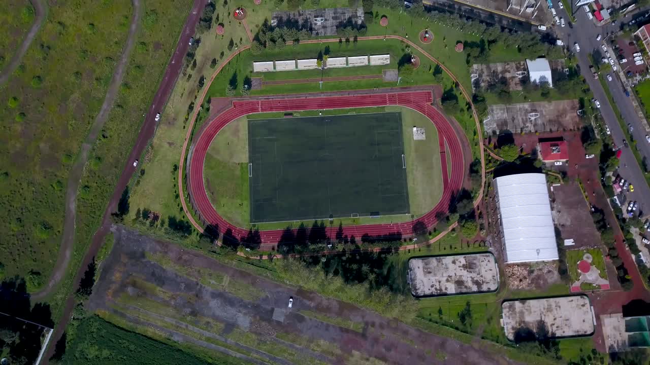 vista superior de drones de un campo de fútbol en la encantadora ciudad de chalco mexico, y vista de la ciudad de la carretera y la densidad de población de las casas