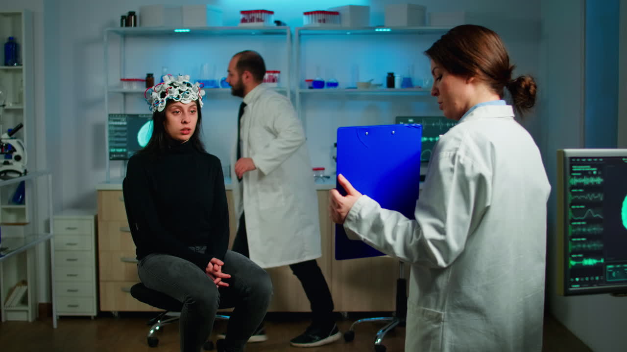 médico profesional en medicina neurológica que examina la vista del paciente