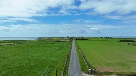 Irlands-Epische-Orte:-Drohne-Fliegt-Die-Lange-Gerade-Straße-Hinunter-Zum-Hook-Head-Leuchtturm-In-Wexford