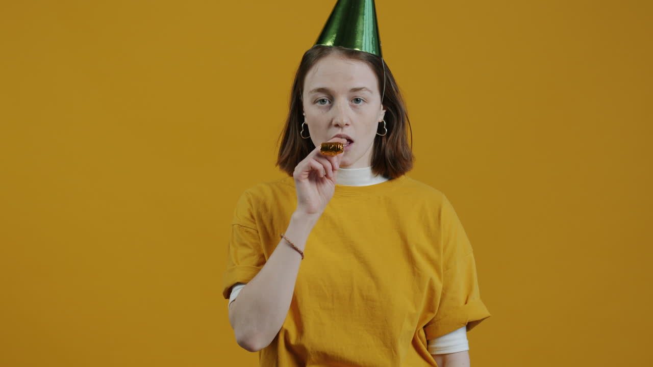 Mujer celebrando un cumpleaños