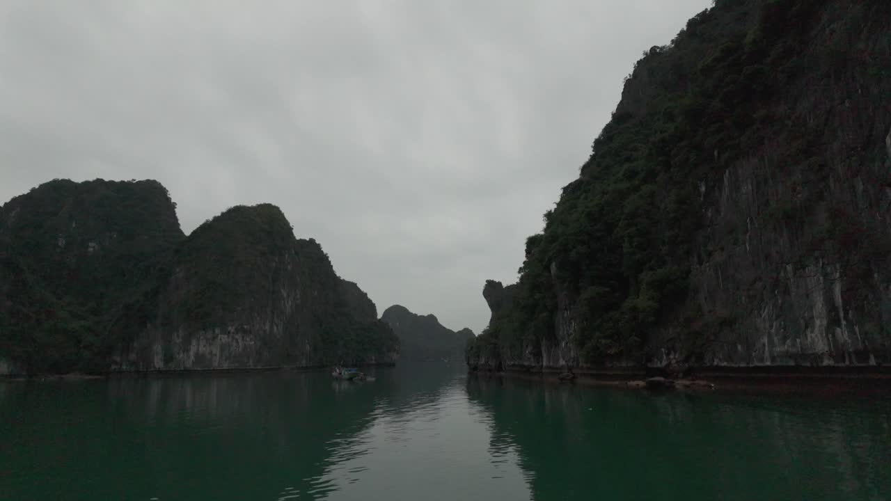 베트남의 하롱 베이 (ha long bay) 와 란 하 베이 (lan ha bay) 를 둘러싸고 극적인 카르스트 산맥의 섬들 사이를 항해하는 보트 뷰
