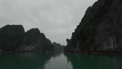 Vista-En-Barco-Navegando-Por-La-Bahía-De-Ha-Long,-Bahía-De-Lan-Ha-En-Vietnam,-Entre-Islas-De-Espectaculares-Montañas-Kársticas