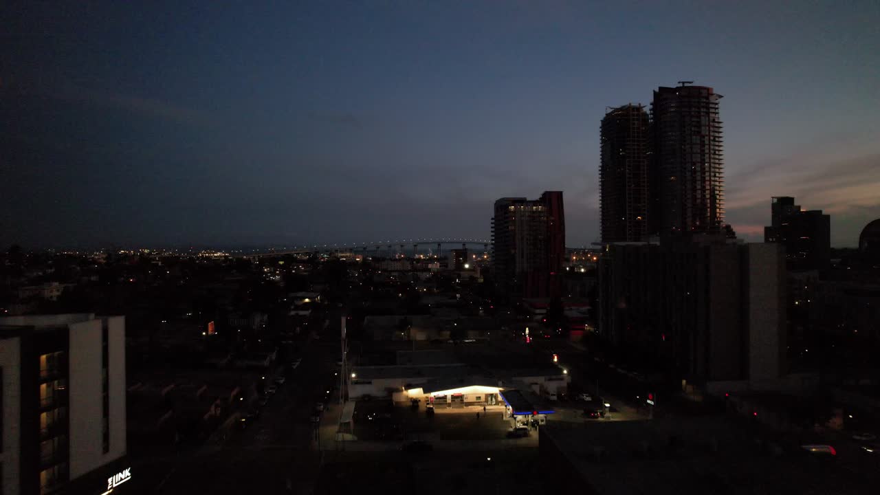 Dron alejándose a las 7:30 PM, revelando el Puente Coronado durante el atardecer con una cálida luz vespertina.