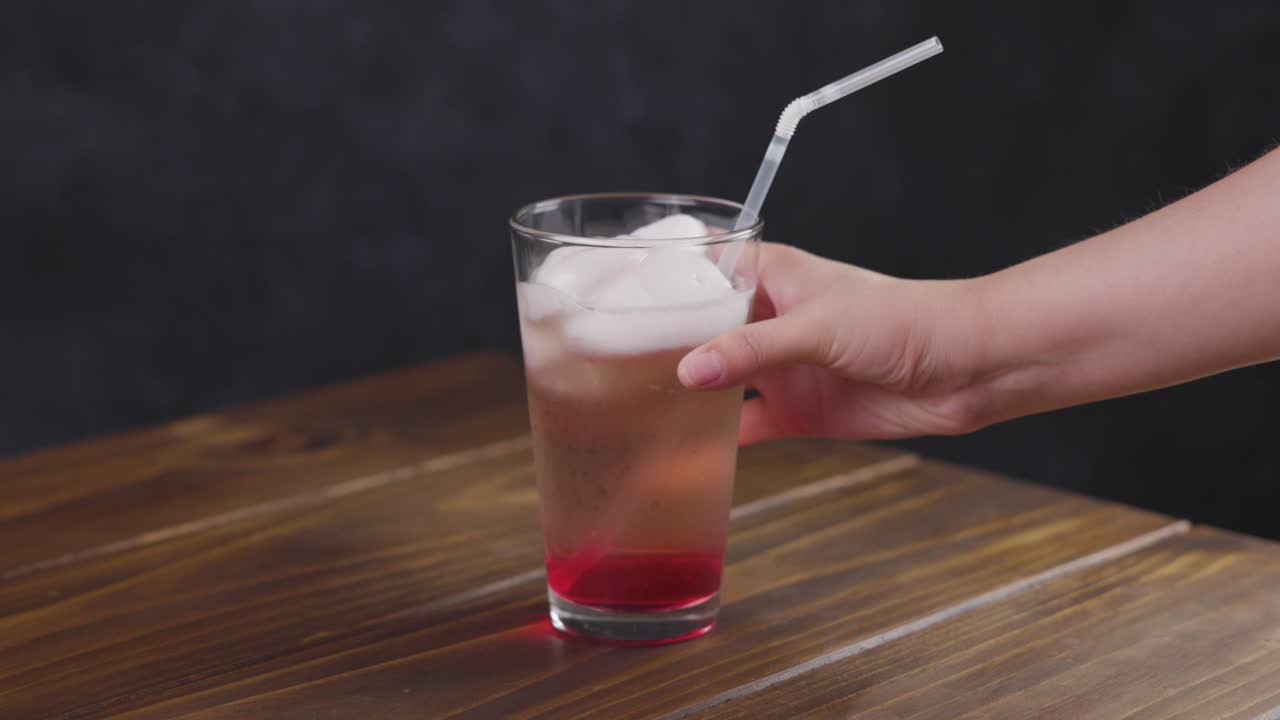 칠레의 전형적인 여름 술, 아이스크림, 파이페노 와인 및 그라나다나와 함께 칠레 컵의 테일.