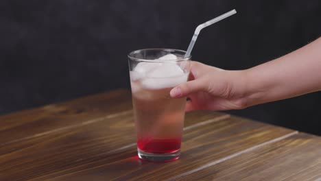 chilean terremoto bebida típica de verano cóctel de copas de chile con helado, vino pipeño y granadina