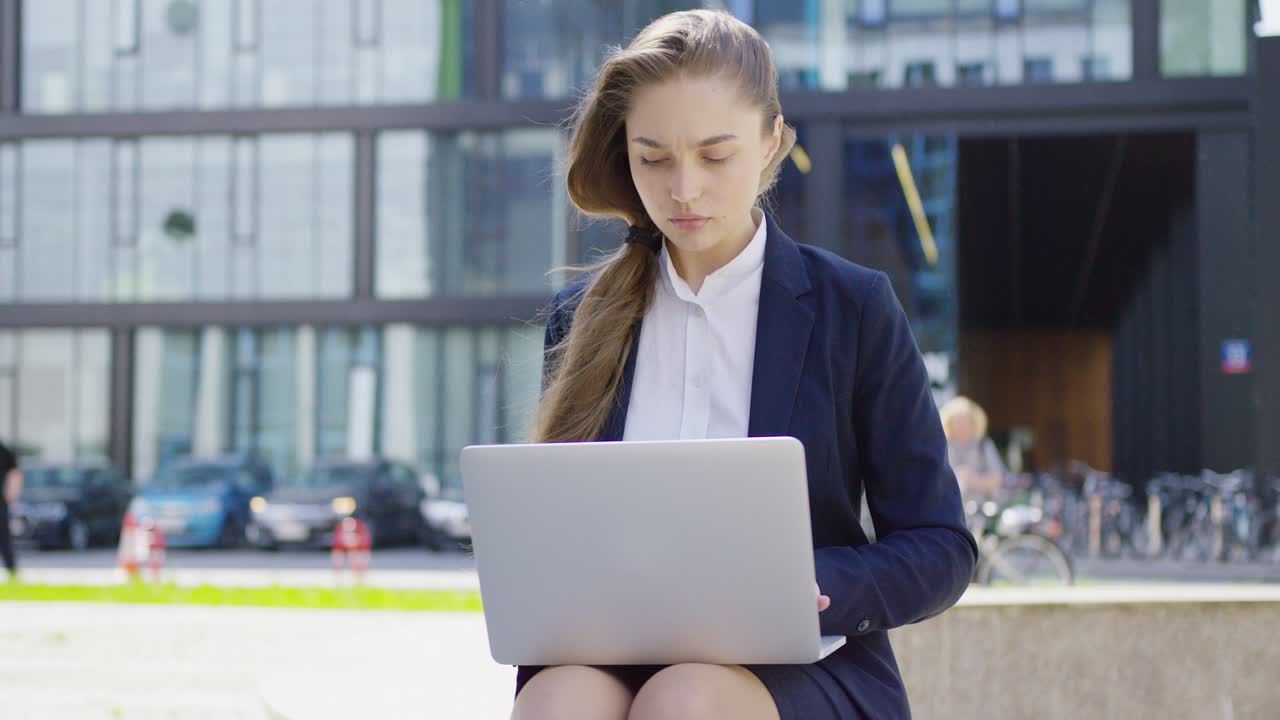 mujer concentrada en formal con laptop