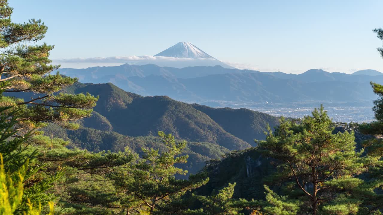 Panoramaudsigt over Fuji-bjerget bag bjerge i naturen - Timelapse