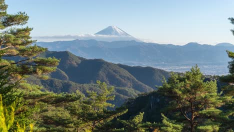 vista panorámica del monte fuji detrás de las montañas en la naturaleza - timelapse