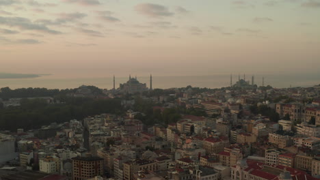 Dos-Mezquitas-En-Una-Colina-Al-Amanecer-Brumoso-En-Estambul,-Avance-Aéreo