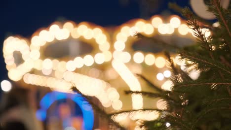 el tradicional carrusel en el mercado navideño de helsinki