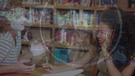 animación del mapa del mundo sobre diversos estudiantes hablando