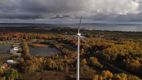 Mackinaw-Township-Am-Horizont,-Während-Sich-Die-Windkraftanlage-Im-Vordergrund-Dreht,-Luftbild