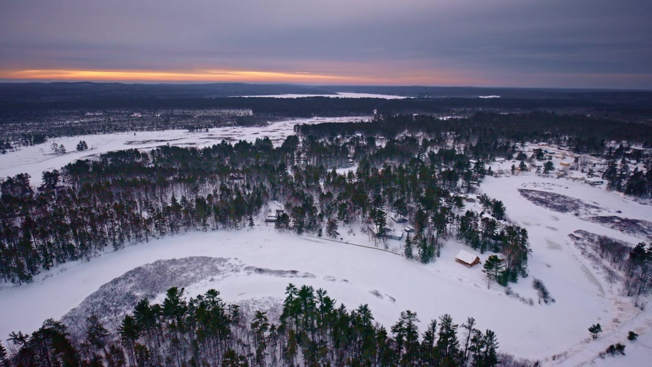 Droneutsikt over isete bølger og snødekt kystlinje ved Lake Superior