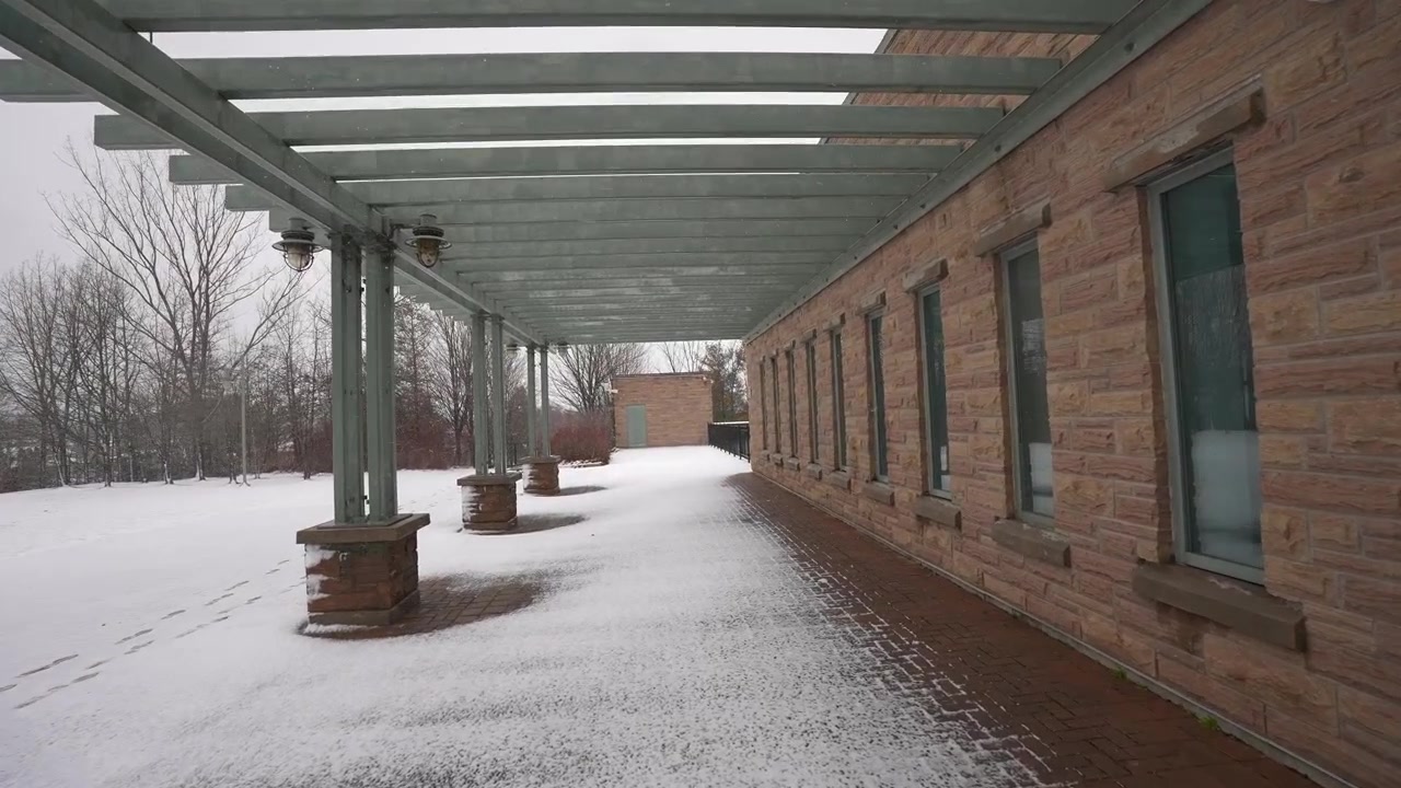 Ajax vannforsyningsanlegg, utvendig industriell arkitektur, kamerakjøring under sluddstorm, Ontario, Canada, vinter, roterende kameravinkel, dollybevegelse.