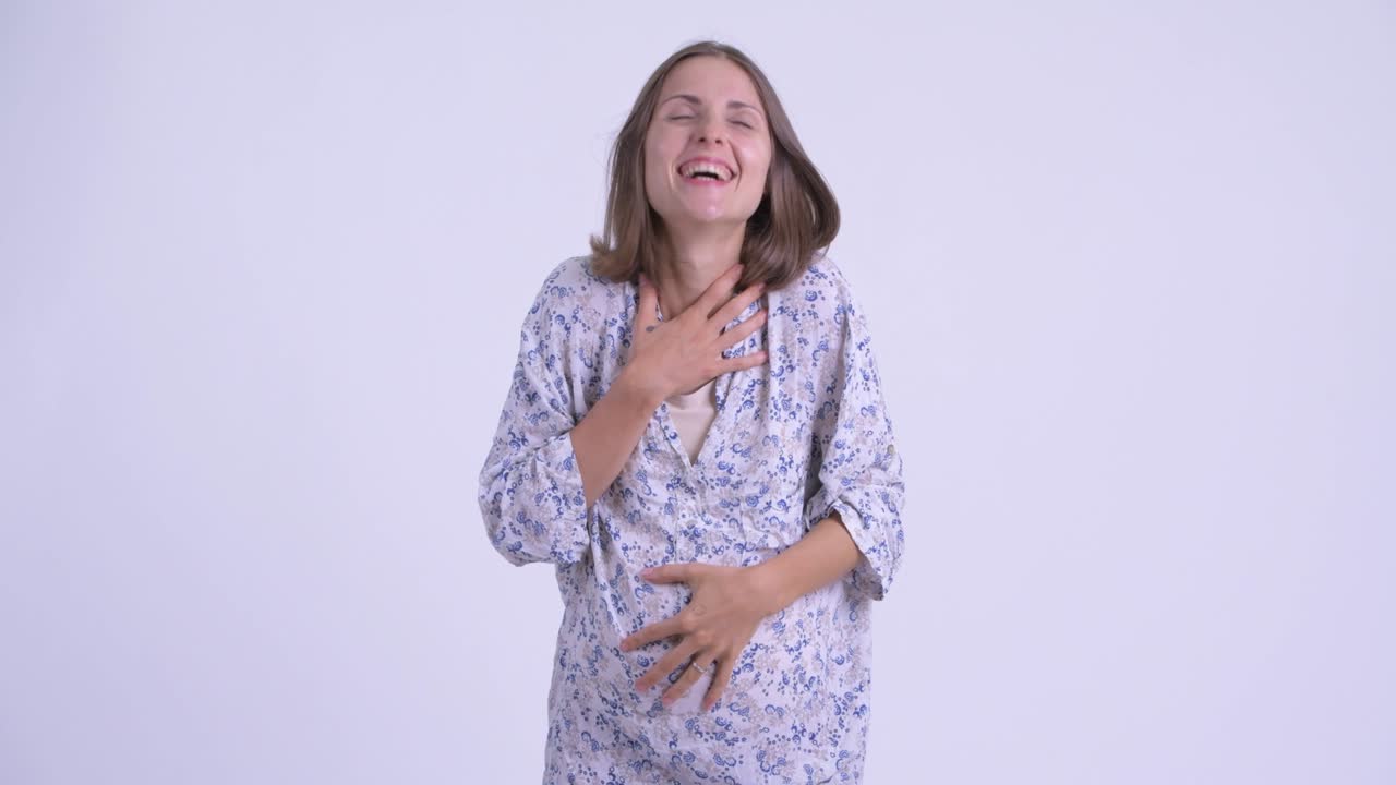 feliz joven hermosa mujer embarazada con cabello corto