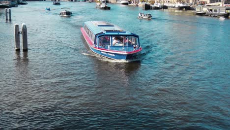 Große-Blaue-Touristenfähre,-Die-über-Die-Amstel-Im-Zentrum-Von-Amsterdam-Segelt