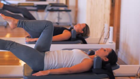 Mujeres-Haciendo-Ejercicio-En-Equipos-De-Gimnasio