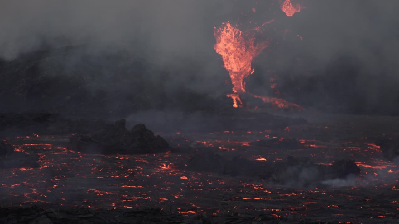 연기 화산 분화구 폭발 용암 연못 가까이