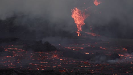 erupción de cráter volcánico humeante piscina de lava de cerca
