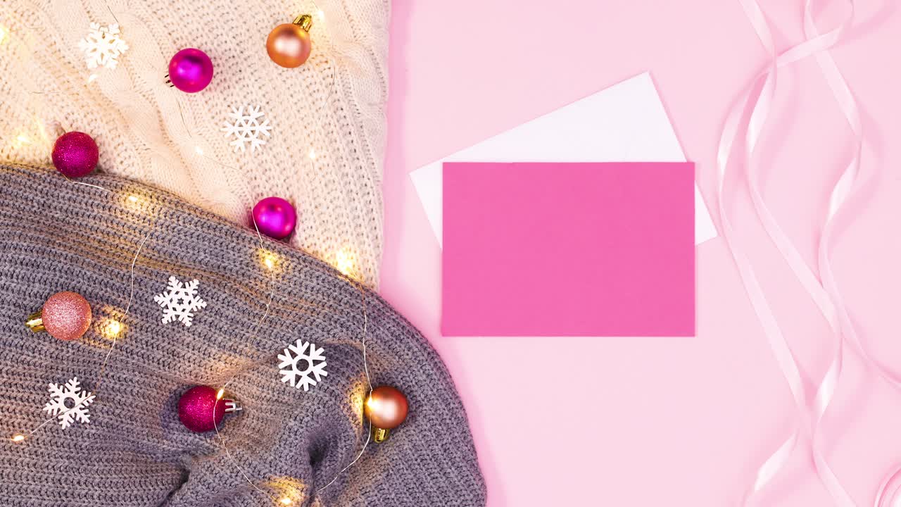 decoración romántica de navidad con luces parpadeantes y papel para texto en tema rosa pastel.