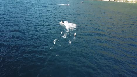 在美麗的塔霍湖水面上的噴氣滑雪滑板上的空中景色,加利福尼亞州內華達州邊境美國