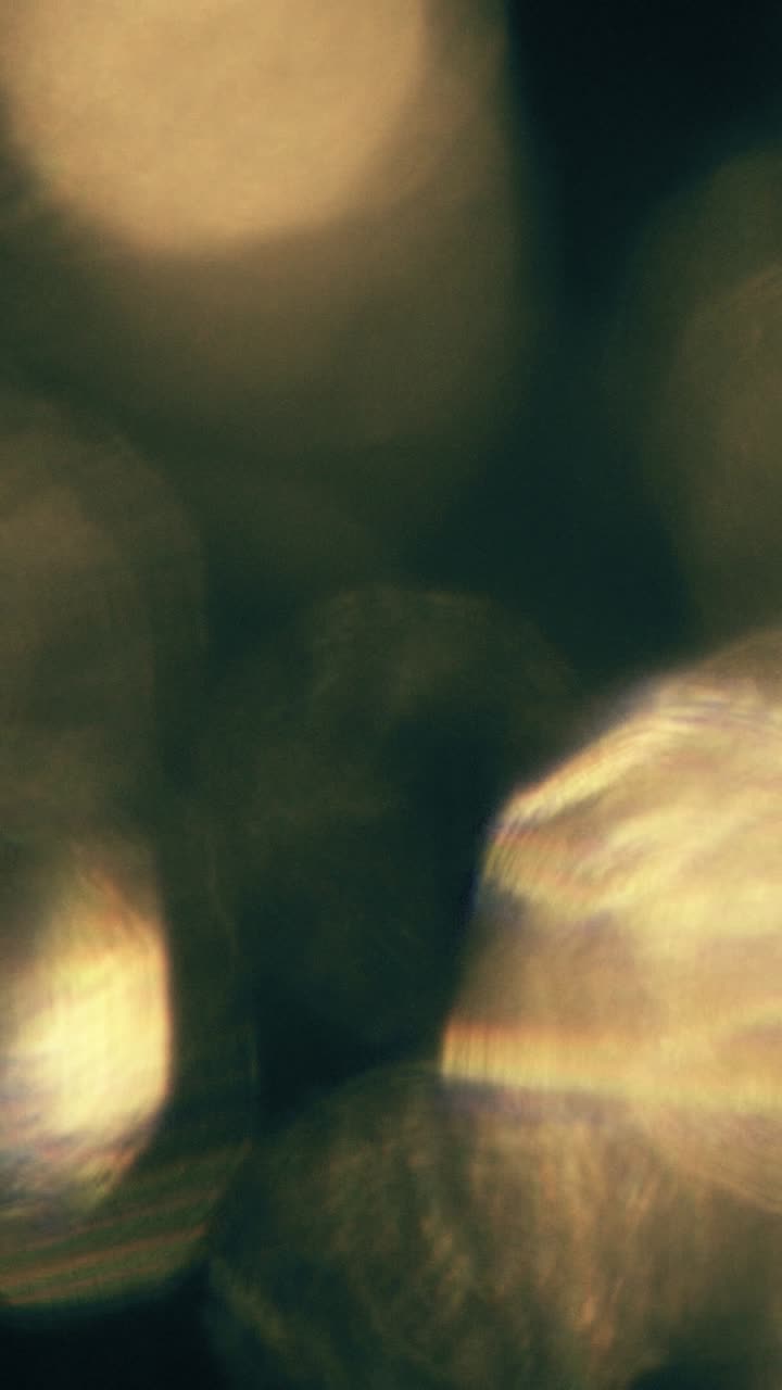 Vazamentos de luz abstratos e reflexos de lente em fundo escuro