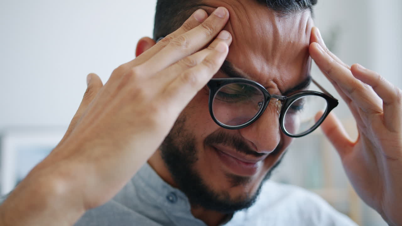 hombre con dolor de cabeza