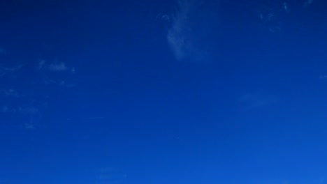 clip de lapso de tiempo de nubes esponjosas blancas sobre cielo azul