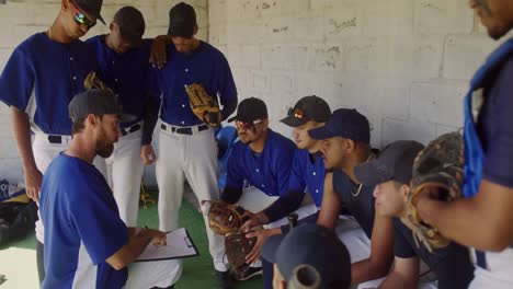 baseball players preparing the match