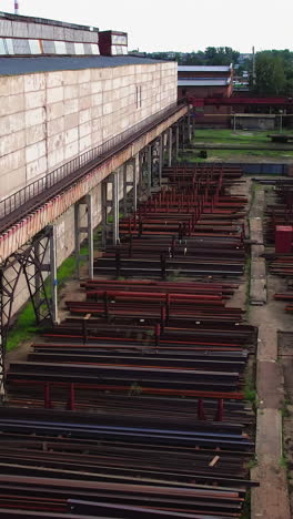 fotografía aérea de líneas ferroviarias oxidadas en una antigua planta de fabricación industrial